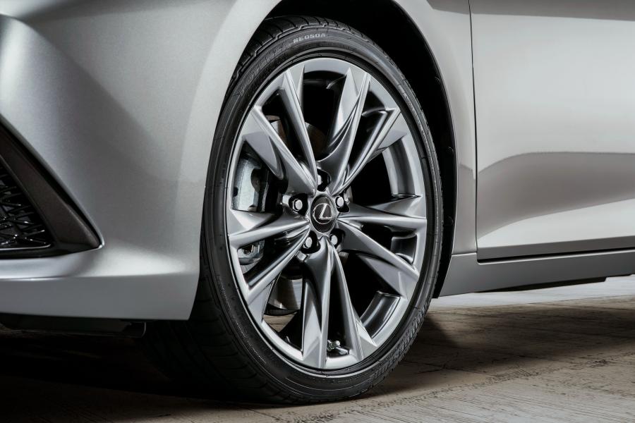 Колеса Lexus ES300h F-Sport 2018 года  (WW) (фото 7 из 46)